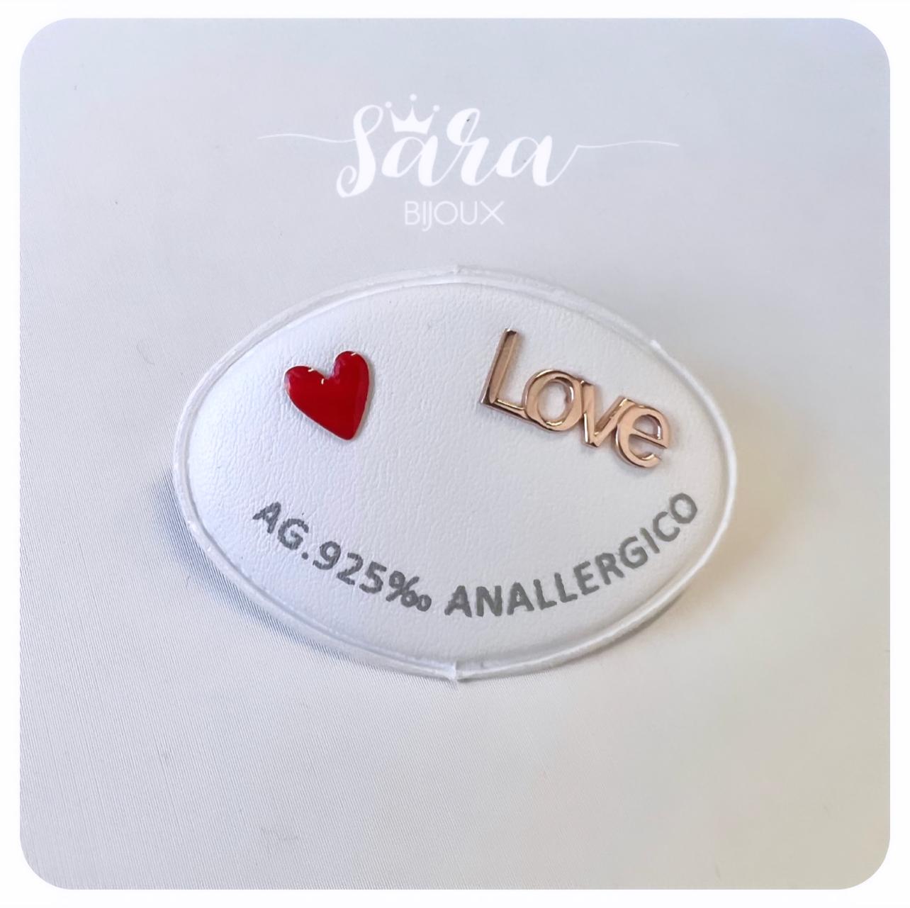 Orecchini lobo LOVE + cuore smalto rosso 1 Orecchini lobo LOVE + cuore smalto rosso