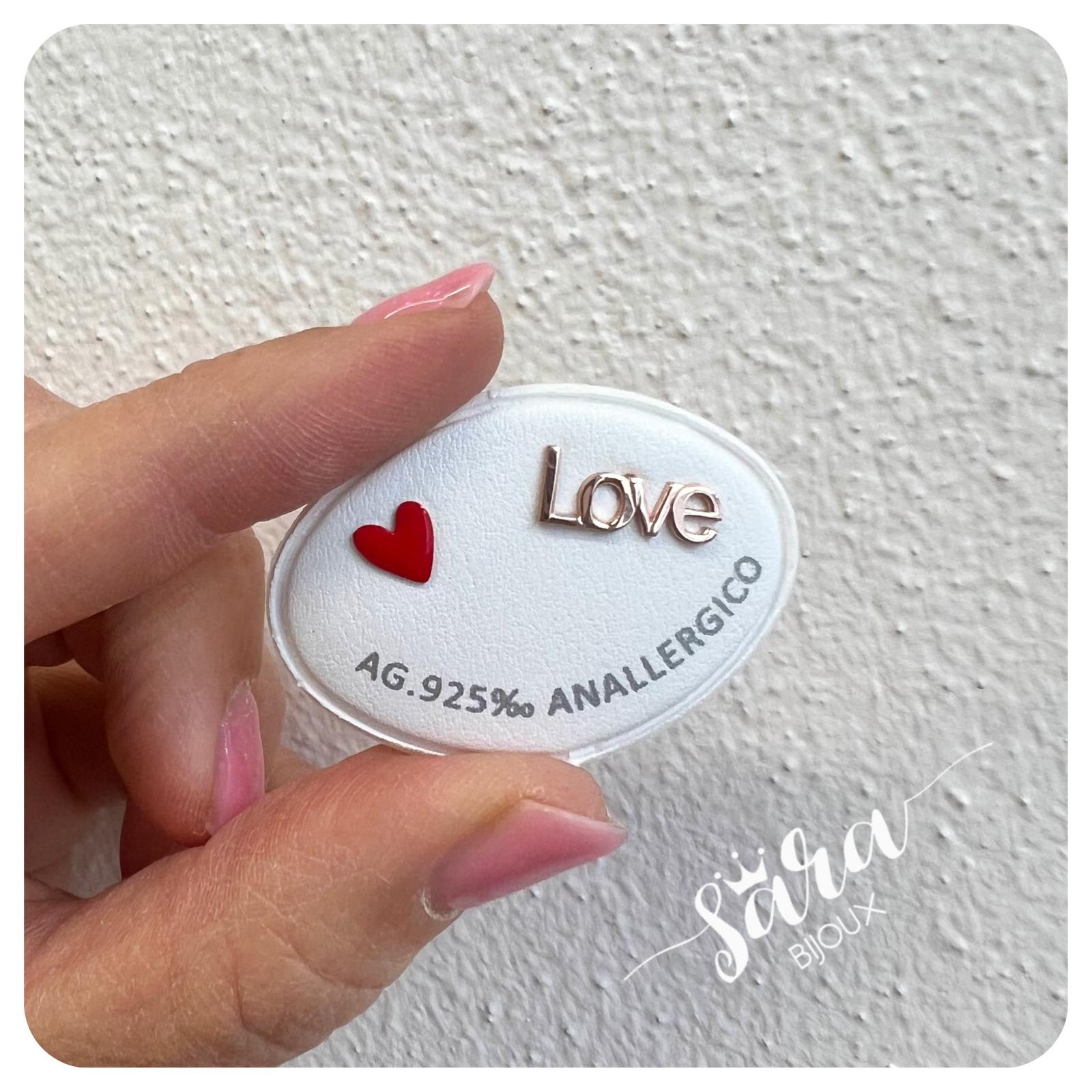 Orecchini lobo LOVE + cuore smalto rosso 2 Orecchini lobo LOVE + cuore smalto rosso - immagine 2