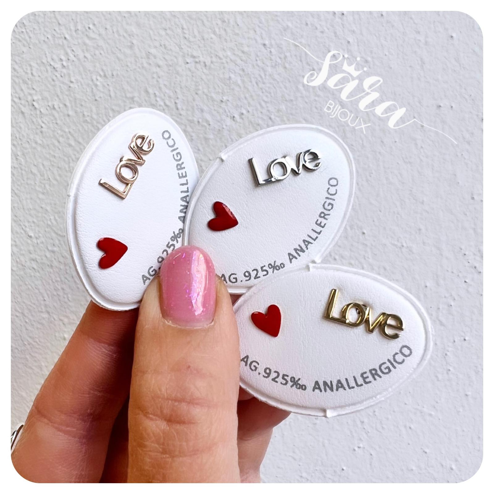 Orecchini lobo LOVE + cuore smalto rosso 3 Orecchini lobo LOVE + cuore smalto rosso - immagine 3